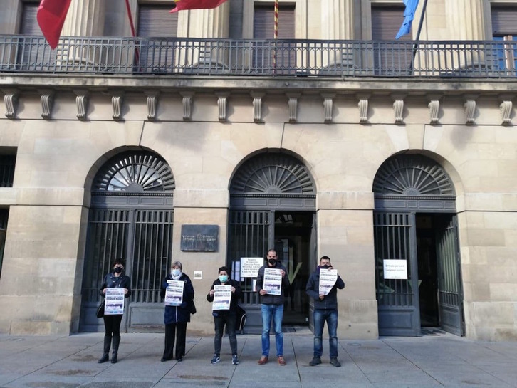 Bost sindikatuetako ordezkariak Nafarroako Gobernuaren egoitzaren aurrean. (LAB)