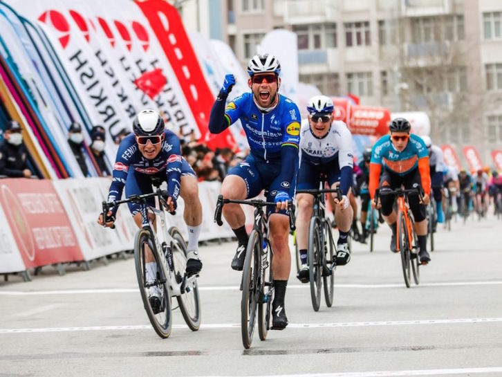 Cavendish celebra el triunfo en la meta de Konya (VUELTA A TURQUÍA)
