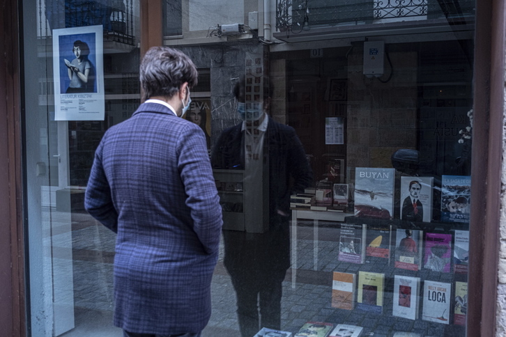 El sector del libro ha creado diferentes plataformas para intentar mantenerse en el comercio online. En la imagen, la librería Garoa de Zarautz. (Jon URBE /FOKU)
