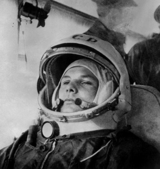 Yuri Gagarin en la nave Vostok-1 poco antes del despegue, en 1961. (AFP)