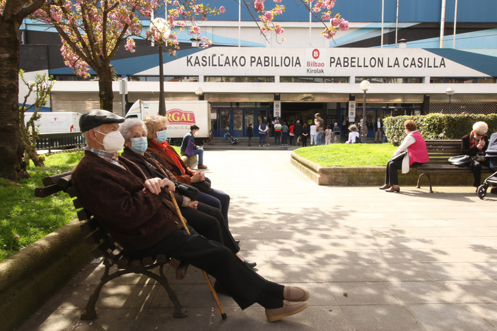 Varias personas aguardan en el exterior del «vacunódromo» de La Casilla.     (Oskar MATXIN EDESA I FOKU) 