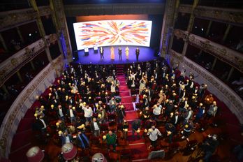 Fotografía de familia de todos los premiados, en el Victoria Eugenia de Donostia. (Sofía MORO y Alfredo CALIZ)