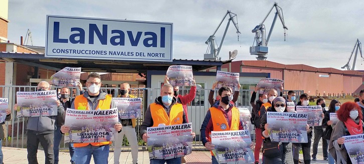 Comparecencia de los convocantes de la manifestación ante el astillero de La Naval, en Sestao.