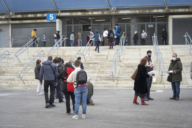 Colas para vacunarse en el estadio de Anoeta. (Gorka RUBIO / FOKU)