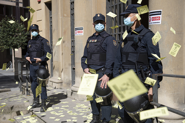 La Policía española protege la sede de CCOO y UGT en Iruñea. Se han arrojado octavillas acusándoles de «vender» a las trabajadoras de Limpieza. (Jagoba MANTEROLA/FOKU)