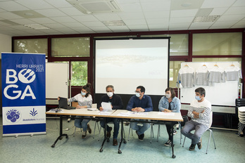 Ihintza Bidart, Emile Negelua, Peio Jorajuria, Stéphanie Chabay eta Beñat Bidegain Herri Urratsen aurkezpenean. Guillaume FAUVEAU