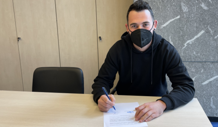 Erik Jaka ha firmado hoy mismo su nuevo contrato con Baiko Pilota. (BAIKOPILOTA)