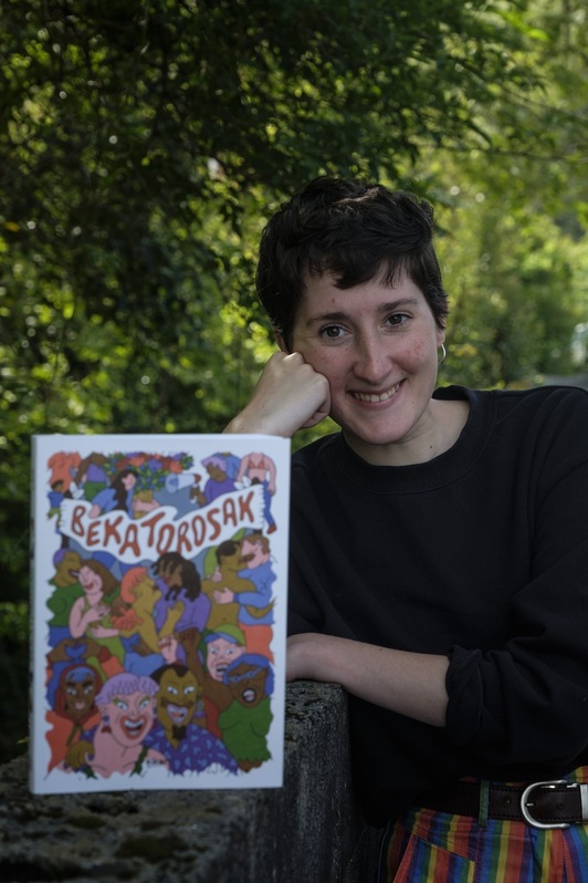 Dom Campistron Aldudeko sortzailea, «Bekatorosak» bere liburu grafikoa aurkezten, Donostian. (Jon URBE/FOKU)