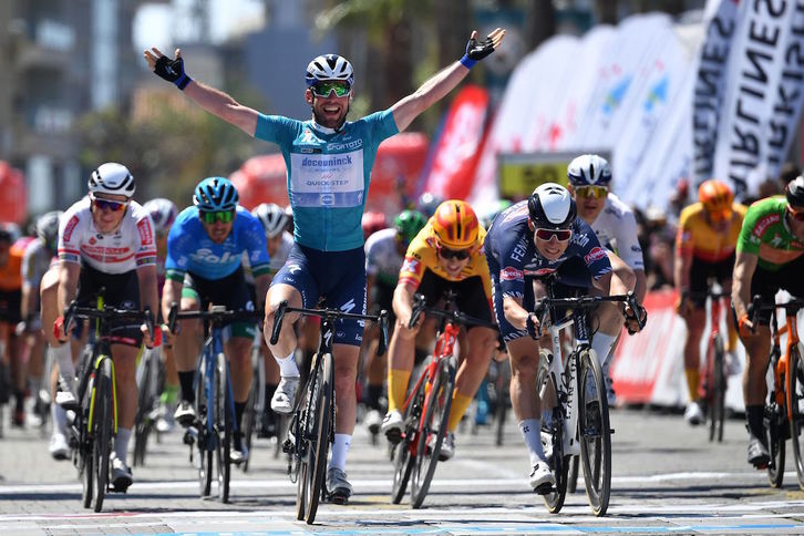 Cavendish levanta los brazos en Alanya con el maillot de líder (Stuart FRANKLIN / GETTY)