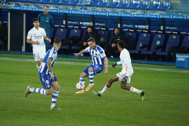 Lucas Pérez, durante el partido contra el Real Madrid, con Abelardo al fondo. (Endika PORTILLO/FOKU)