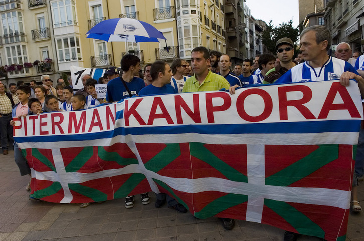 Hinchas del Alavés piden la salida de Piterman del club en 2007. (Raúl BOGAJO/FOKU)