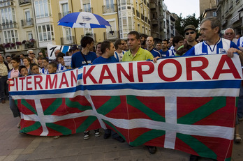 Hinchas del Alavés piden la salida de Piterman del club en 2007. (Raúl BOGAJO/FOKU)