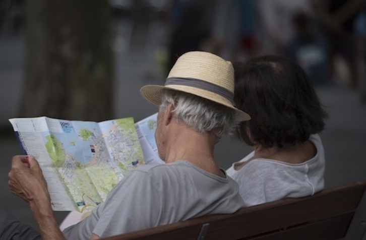 Bi turista plano bat begiratzen Donostian, artxiboko irudian. (Juan Carlos RUIZ/FOKU)