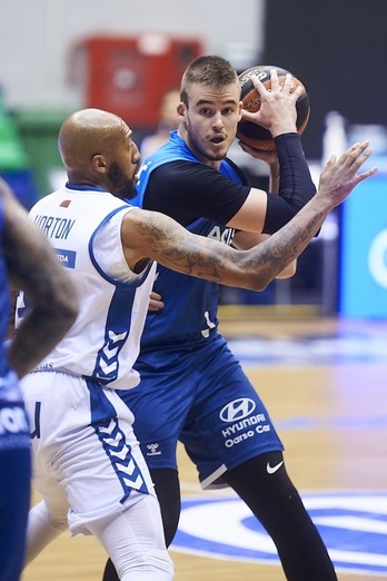 Dino Radoncic, frente a Horton en el choque de ida en Illunbe. ( B. B. HOJAS / ACB PHOTO)