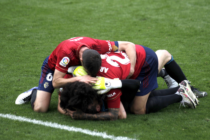 Los jugadores rojillos se abrazan tras cosechar la importante victoria del pasado domingo en Villarreal. (LOF)