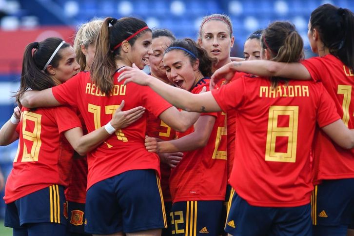 Nahikari García es felicitada por sus compañeras tras uno de sus goles. (@SeFutbolFem)