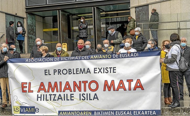 Imagen de archivo de una concentración de Asviamie en Donostia. (Andoni CANELLADA / FOKU)