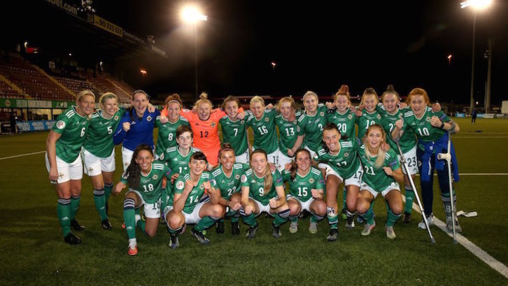 Las norirlandesas celebran la victoria ante Ucrania, que les permitirá debutar en la Eurocopa. (Northern Ireland)