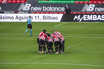 Once titular del Athletic antes de arrancar el derbi contra el Eibar en San Mamés. (Aritz LOIOLA / FOKU)