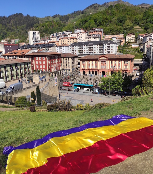 Untzagako plazari begira, Errepublikaren ikurra. (NAIZ)