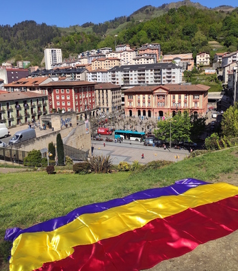 Untzagako plazari begira, Errepublikaren ikurra. (NAIZ)