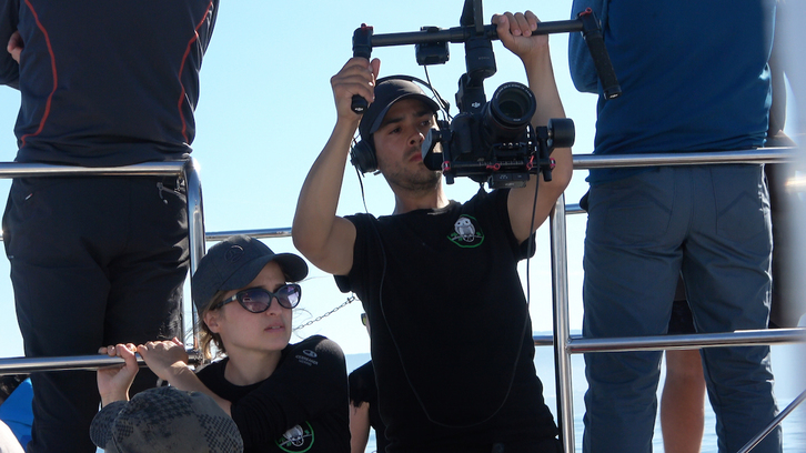 Lexeia Larrañaga y Álex Gutiérrez captando nuestra biodiversidad. (NAIZ) 