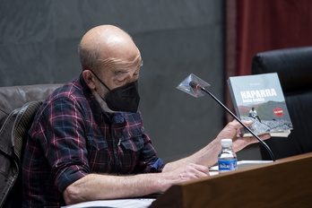 Eneko Etxeberria, en su intervención en el Parlamento, con el libro de Jon Alonso ‘Naparra, kasu irekia’. (Iñigo URIZ/FOKU)
