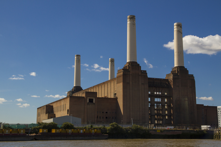 La antigua estación eléctrica Battersea Power Station, inmortalizada por Pink Floyd en su disco 'Animals' (1977). (Alberto   Pascual)