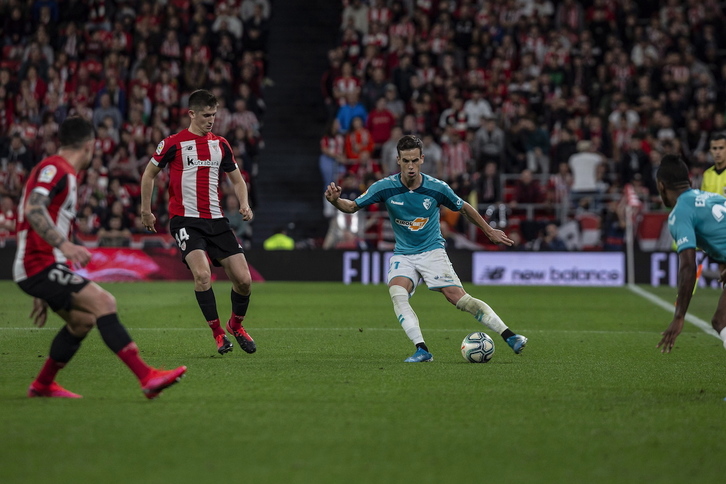 Iñigo Pérez con la camiseta de Osasuna en San Mamés en el derbi disputado la temporada pasada. (Aritz LOIOLA / FOKU)