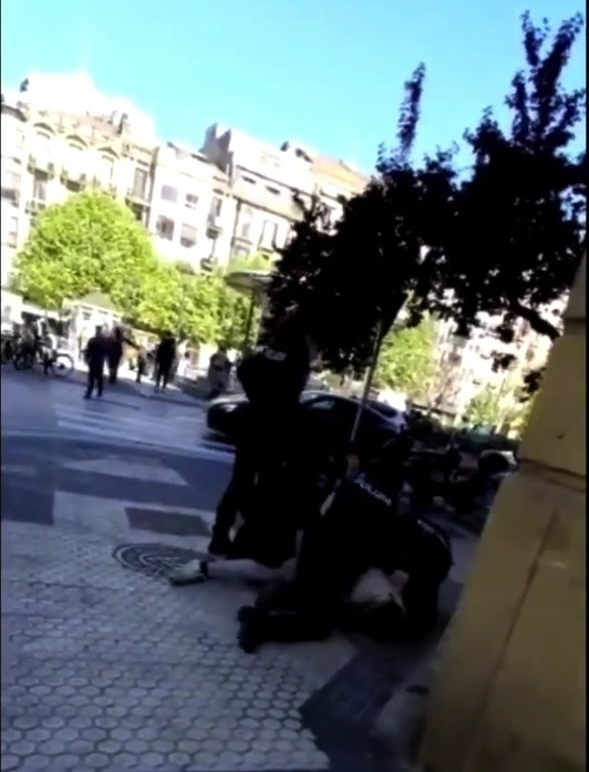 Imagen de los tres agentes de la Policía Municipal de Donostia encima del detenido, en un vídeo difundido en redes sociales.