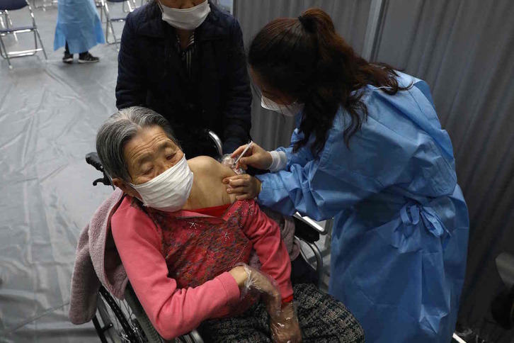 Una anciana de Corea del Sur recibe la primera dosis de Pfizer. (AFP)
