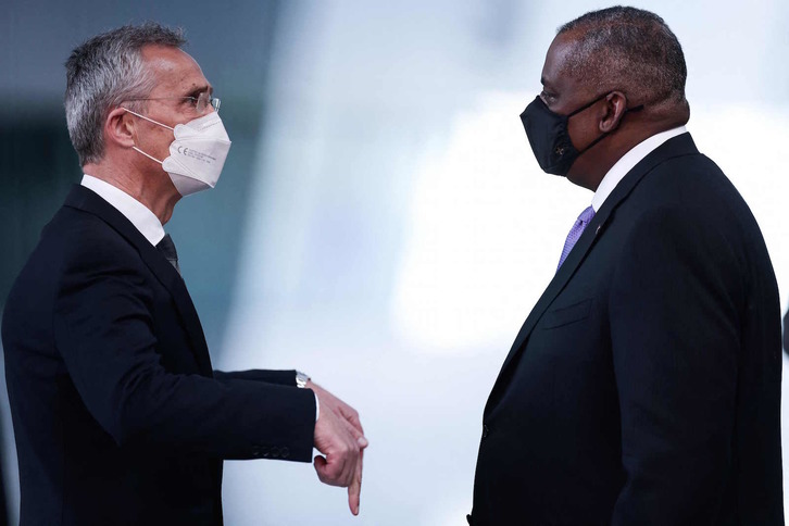 El secretario general de la OTAN, Jens Stoltenberg, junto a Lloyd Austin, secretario de Defensa de EEUU. (Kenzo TREBOUILLARD/AFP)