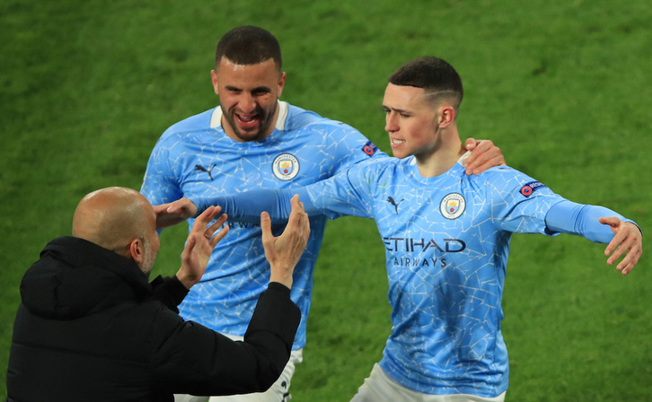 Phil Foden corre a celebrar su gol con Pep Guardiola (Wolfgang RATTAY / AFP)