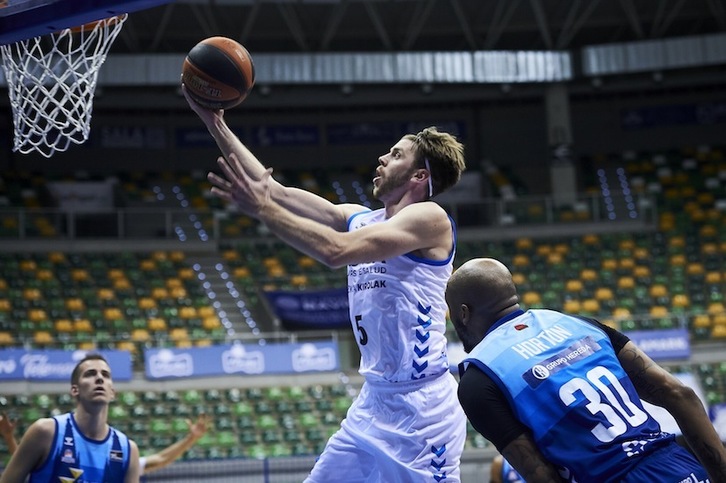 Mike Carlson penetra a canasta ante la floja defensa de Horton. (B. B. HOJAS / ACB PHOTO)