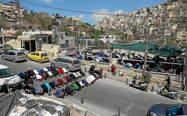 Rezo durante la protesta por la demolición de viviendas en Jerusalén. (Ahmad GHARABLI/AFP)