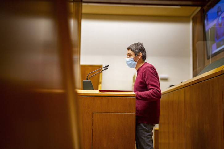 El parlamentario de EP-IU Jon Hernández ha defendido la moción de reconocimiento a la II República. (Jaizki FONTANEDA-FOKU)