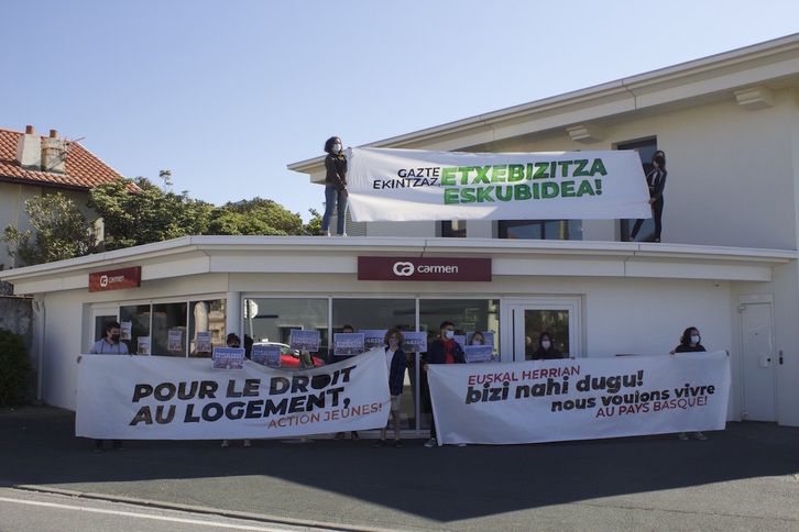 Gazteek etxebizitza bat lortzeko dituzten zailtasunak egerian utzi dute ekintza honen bidez. (NAIZ)