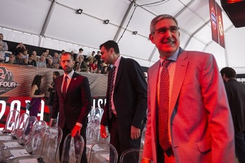 Jordi Bertomeu en la Final Four de Gasteiz 2019, rodeado de gentes de Efes y CSKA, que no ven con muy buenos ojos el futuro del CEO de la Euroliga. (Endika PORTILLO / FOKU)