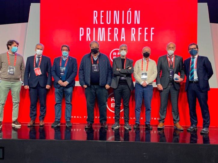El presidente del Consejo de Administración del Real Unión, Ricardo García, y el gerente, Asier Maestu, en la reunión con la RFEF. (REAL UNIÓN)