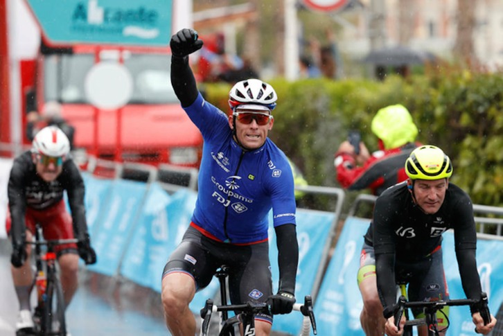 Arnaud Demare levanta el brazo como ganador en Alicante (GROUPAMA)