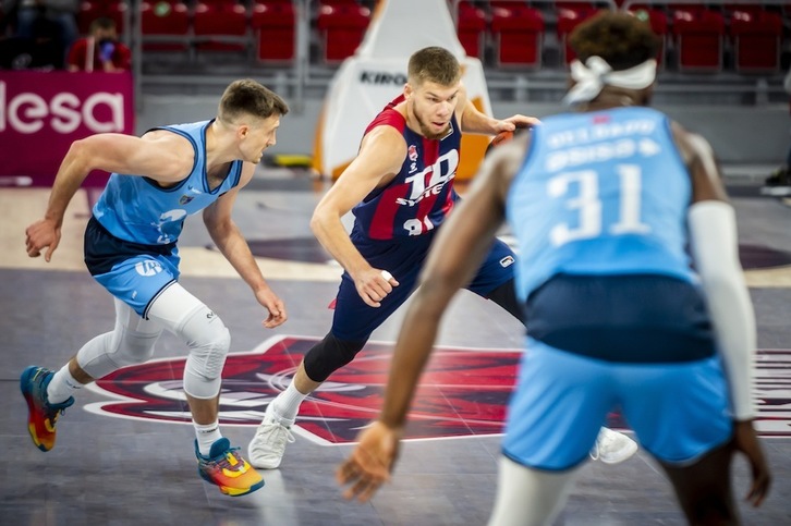 Rokas Giedraitis, con 34 puntos, ha sido el elemento diferencial para el triunfo baskonista ante Estudiantes. (Jaizki FONTANEDA / FOKU)