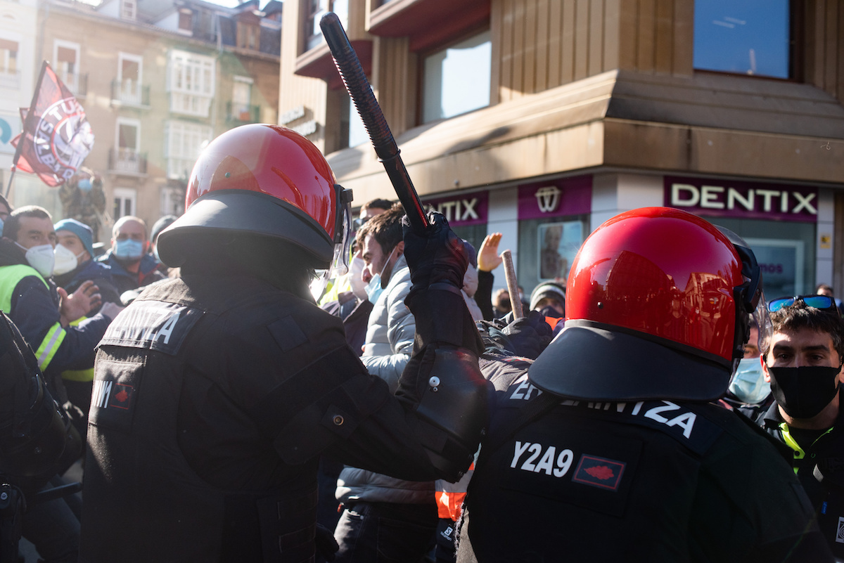 Ertzaintzaren karga langileen aurka. (Jaizki FONTANEDA/FOKU)