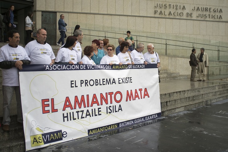 Concentración de Asviamie, en julio de 2012 en Donostia, ante el juicio por la muerte de Angel Robles, empleado de la empresa Victorio Luzuriaga. (Gari GARAIALDE/FOKU)