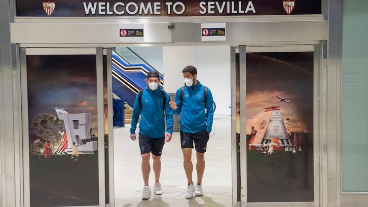 Ibai Gomez eta Raul Garcia, Sevillako aireportuan. (@AthleticClub)