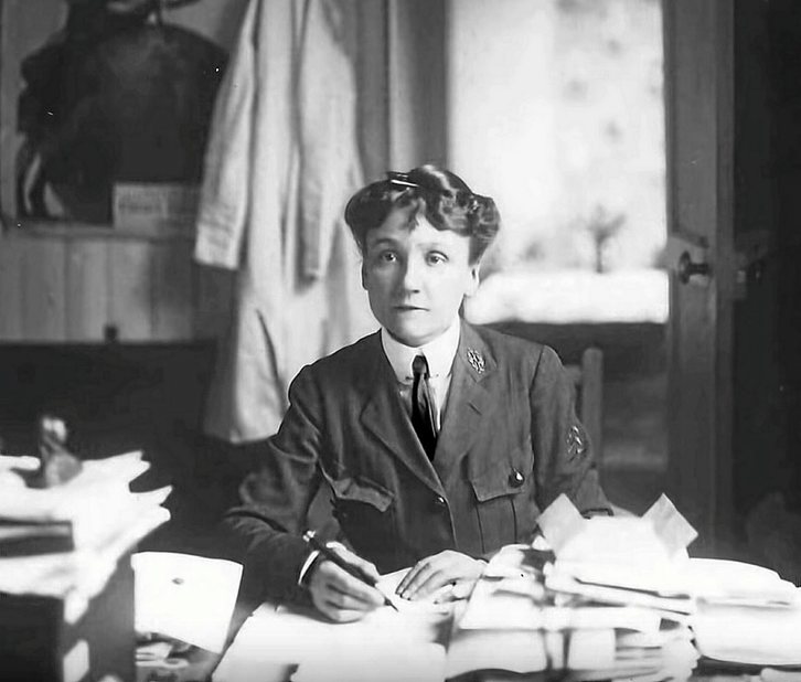 Nicole Girard-Mangin.