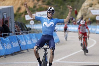 Enric Mas celebra su primera victoria con el maillot de Movistar. (GOMEZ SPORT/MOVISTAR)