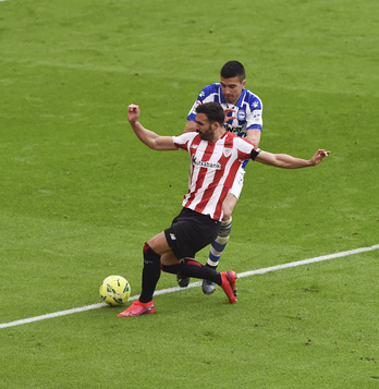 Battaglia presiona a Balenziaga en el derbi de San Mamés. (Marisol RAMIREZ / FOKU)