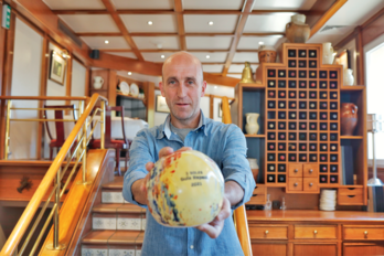 Aitor Arregi, Elkano Jatetxean, Repsolen Eguzkia eskuan hartuta. (Maialen ANDRES | FOKU)