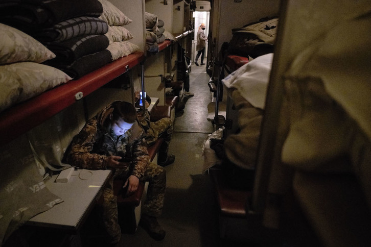 Soldados del Ejército Ucraniano son trasladados en tren desde Kiev al frente. (Miguel OSÉS)
