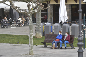 Dos personas mayores descansan en un banco de la Plaza del Castillo.      (Idoia ZABALETA I FOKU)